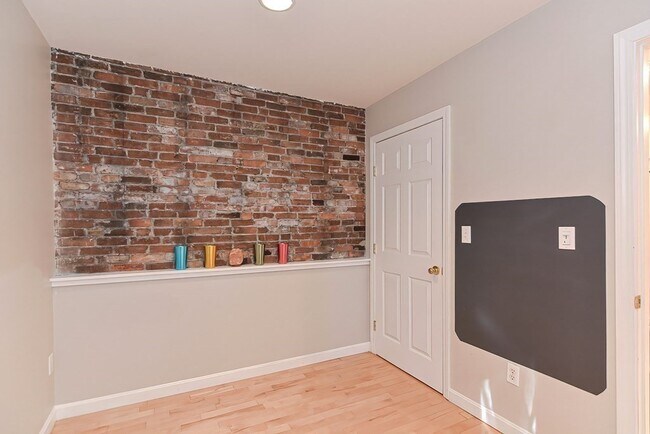 Building Photo - 10 Hancock St