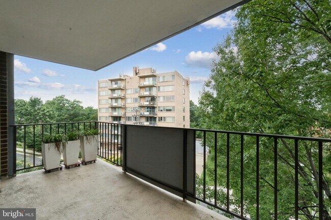 Building Photo - 1515 S Arlington Ridge Rd