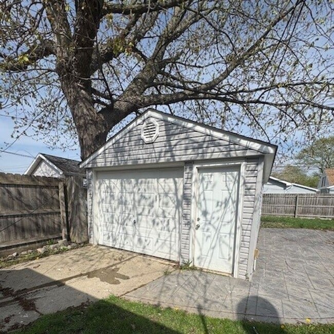 Building Photo - Charming 3-Bedroom Bungalow for Lease in Roseville