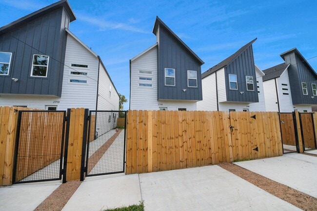 Building Photo - 2708 Bostic St