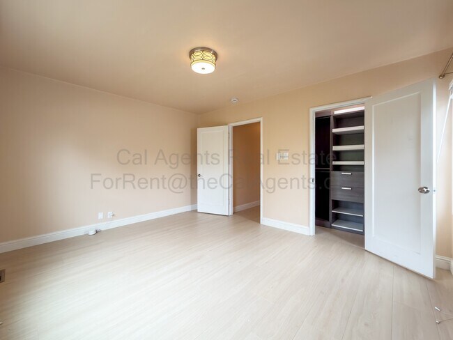Building Photo - 23940 Carmelita Dr