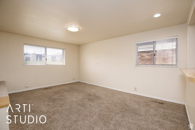 Building Photo - Two-bedroom Apartment in Murray!