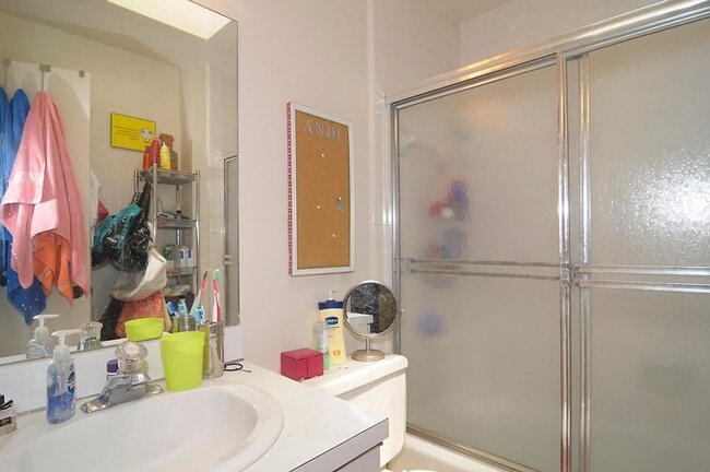 Building Photo - Georgetown Townhouse (Close to the West End and Dupont)