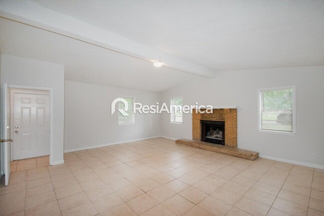Building Photo - Renovated 3/2 in Great Location!