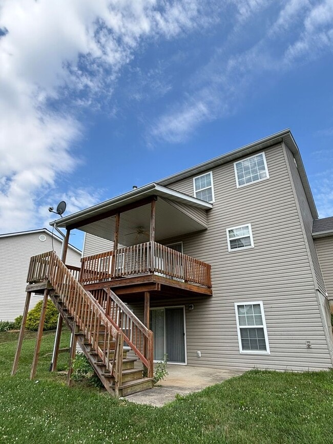 Building Photo - 423 Larkway