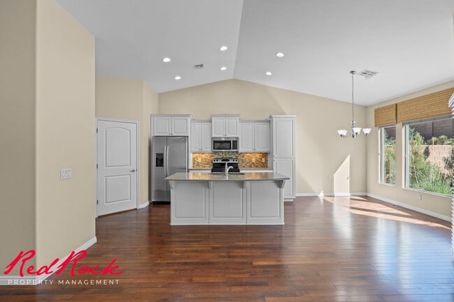 Building Photo - Sun River 2 Bedroom Home with Bonus Den! First Class Amenities!