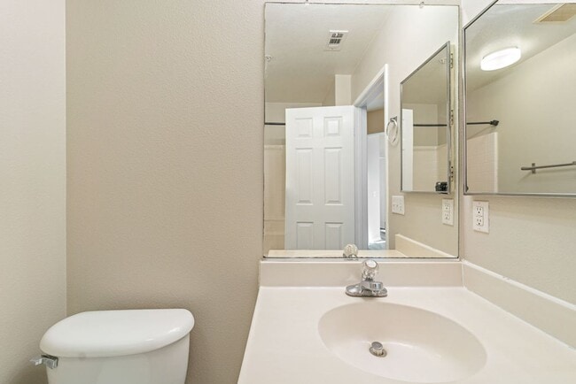 Building Photo - Gorgeous Town Home- Gated community- Pool