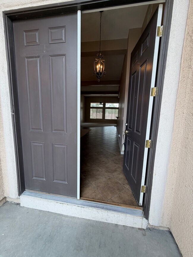 Building Photo - Spacious 4 bedroom