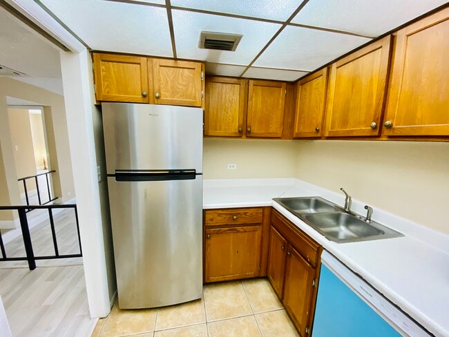 Building Photo - 3660 Inverrary Dr