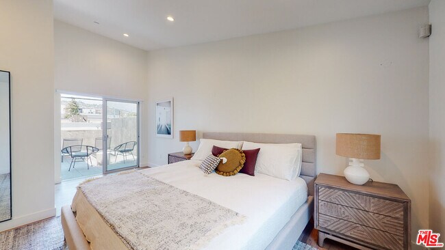 Building Photo - 547 N W Knoll Dr