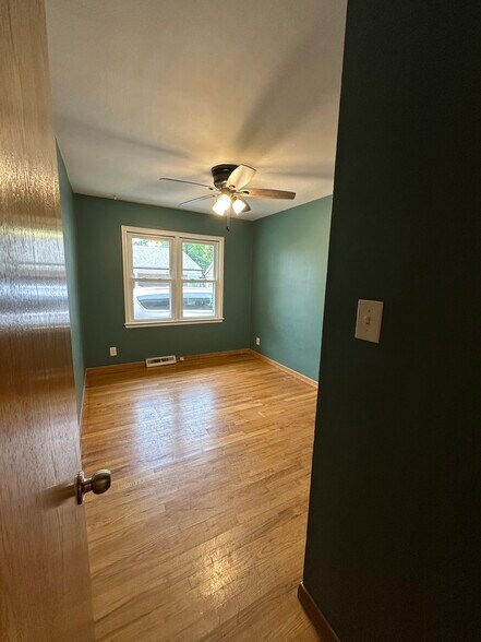 2nd Bedroom w/closet - 6036 Urbandale Ave