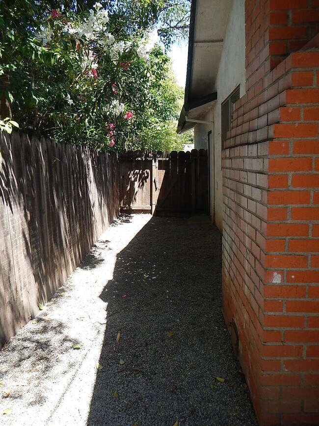 Building Photo - Charming 4Bed 2 Bath in great family neigh...