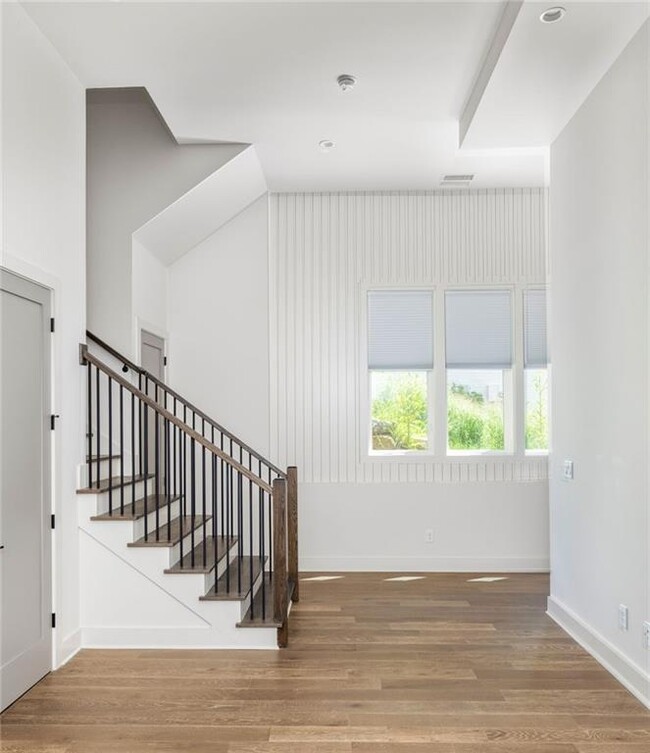 Building Photo - 10900 Serenbe Ln