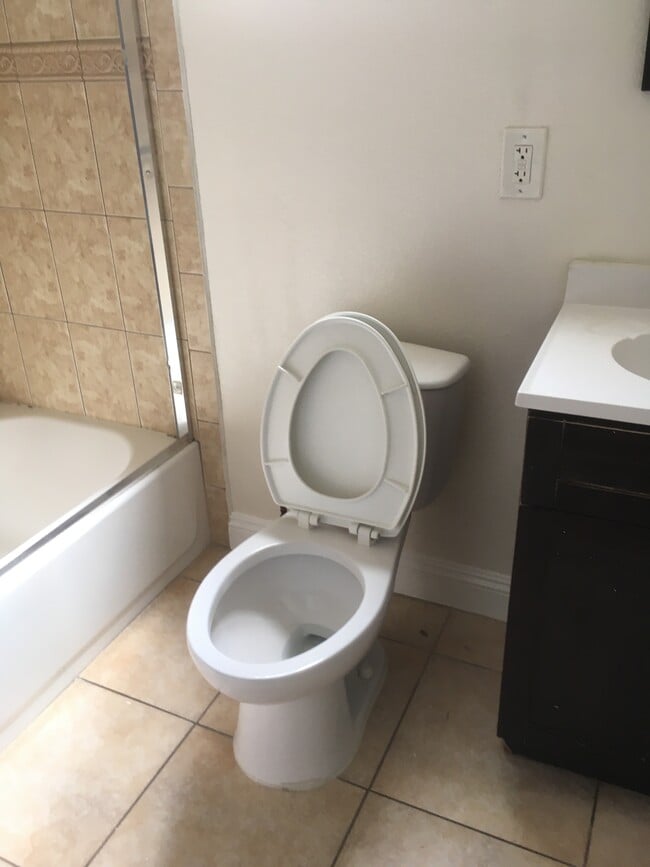 Main Bathroom - 456 E 47th St