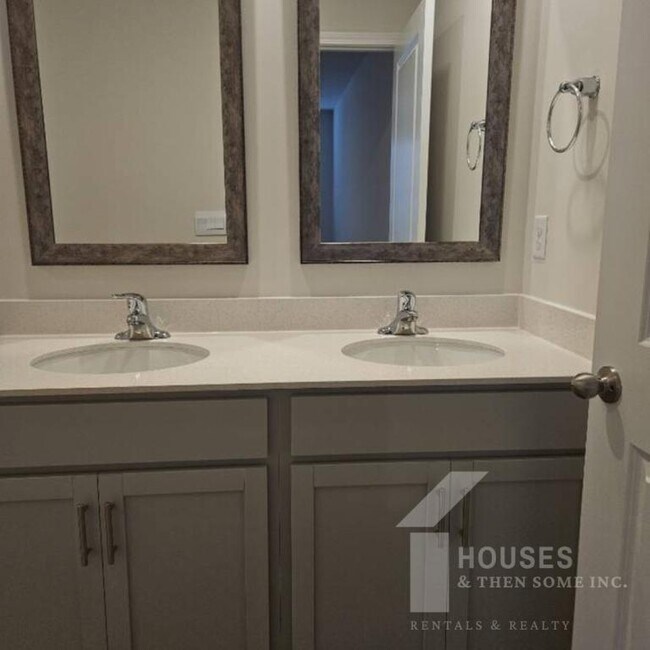 Building Photo - 770 Embark Cir