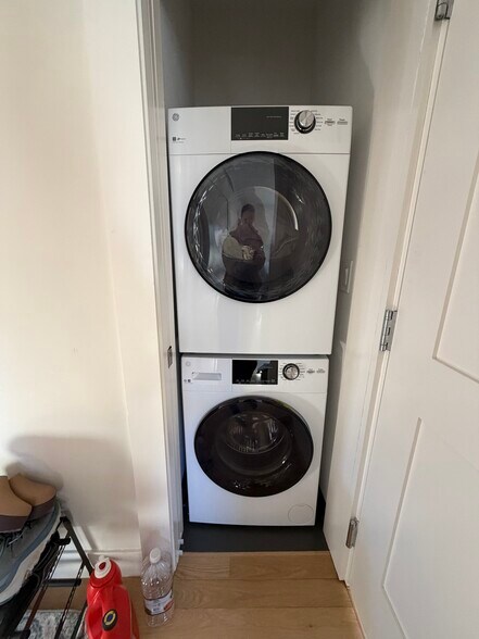 Building Photo - 208 Banks St