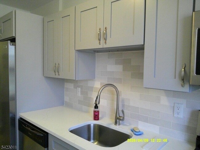 Building Photo - 7 Bashford Ave