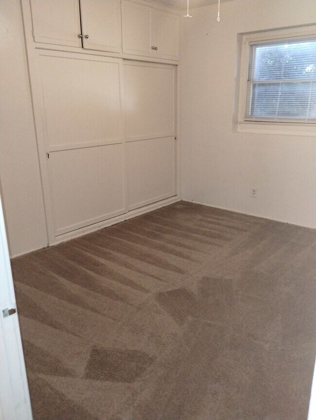 Building Photo - Just reduced. 3 bedroom 1 bath home!