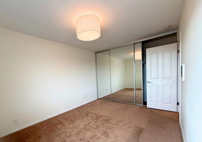 Building Photo - 3030 Suncrest Dr