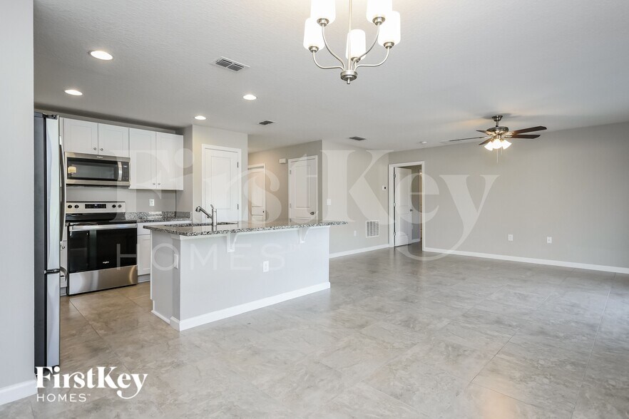 Building Photo - 421 Earhart Dr