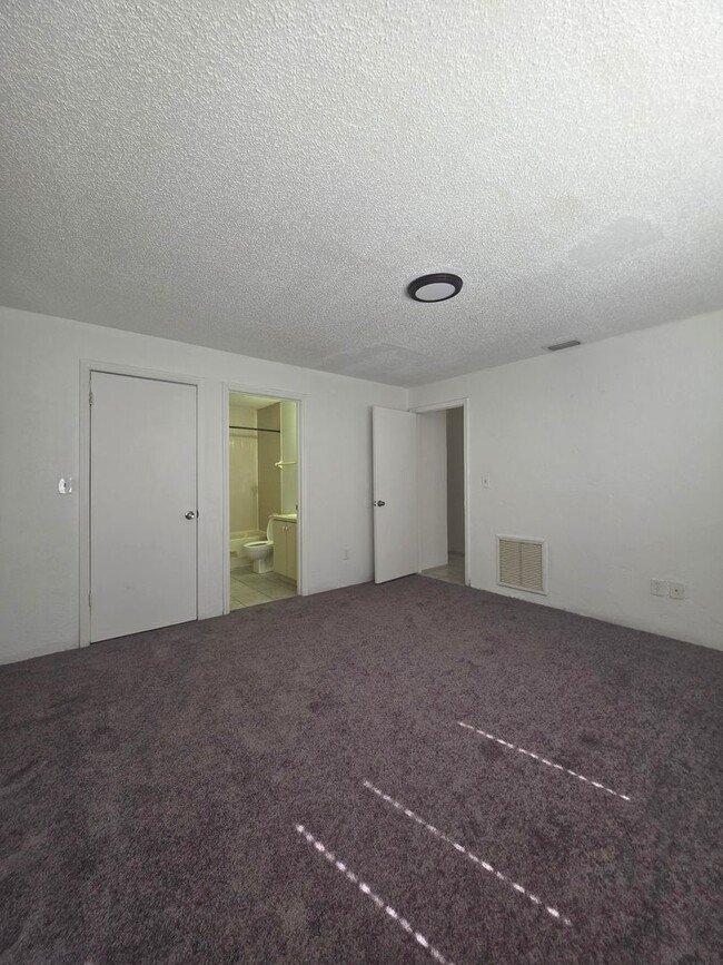 Building Photo - 2 Bedroom 2 Bath Apartment Home ** LIMITED...