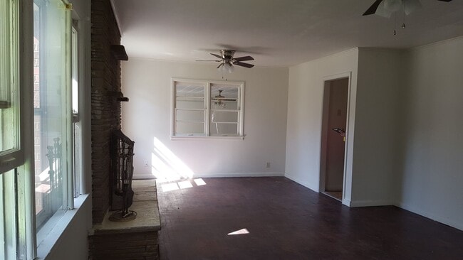 Building Photo - Spacious 3 bedroom and 1 bathroom