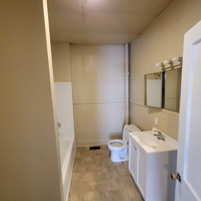 Building Photo - 4 bed w/ fence!