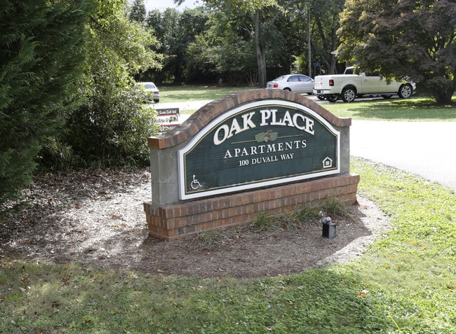 Building Photo - Oak Place