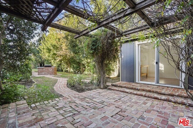 Building Photo - 23057 Sylvan St