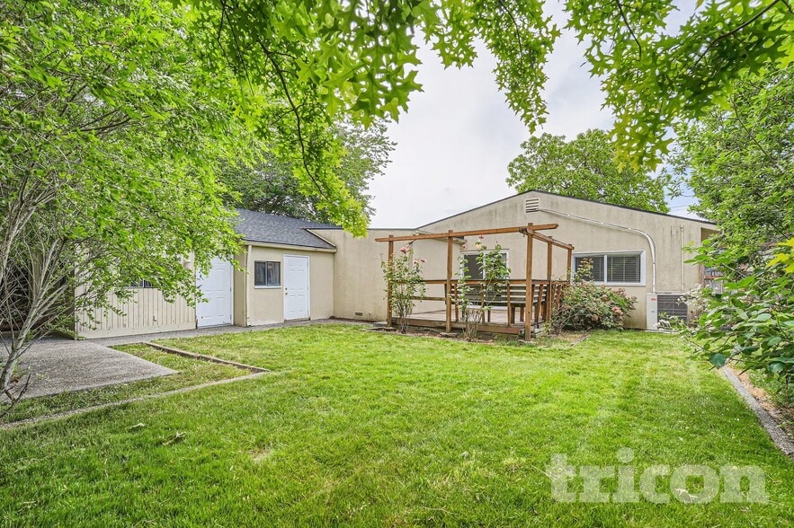 Building Photo - 711 Le-Lou-Wa Pl NE