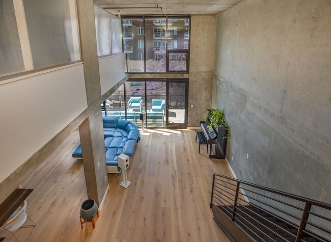 Building Photo - Little Italy, Loft Style 2bed 2bath 2 park...