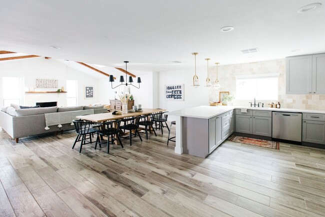 Building Photo - Stunning Remodel near Old Town!