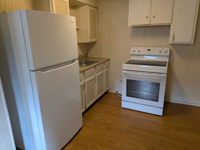 Building Photo - Front,E.324-326