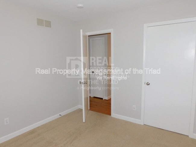 Building Photo - 284 Longmeadow Dr