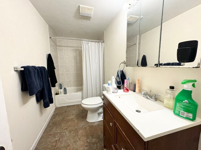 Building Photo - CENTRAL AIR ~ FENWAY 5 BED/3 BATH RIGHT ON GAINSBOROUGH ST. FOR 9/1/26