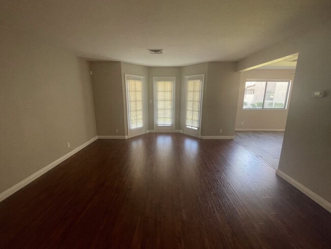 Building Photo - 3 Bed/ 2.5.Ba 2 story townhome , Gated Com...