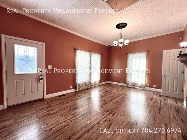 Building Photo - 319 Doster Ave