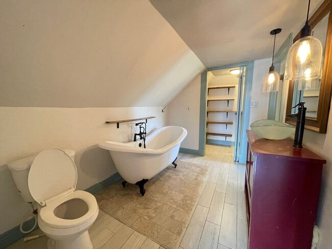 Building Photo - 4/2 bedroom house in republic