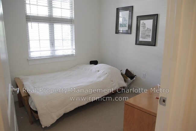 Building Photo - wonderful 2bd/2bth uptown condo! lots of space in a beautiful building