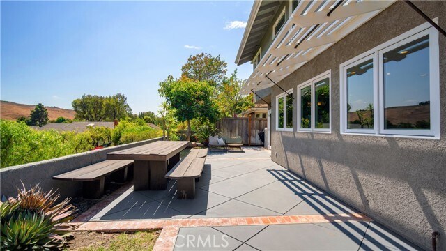 Building Photo - 10 Flintridge
