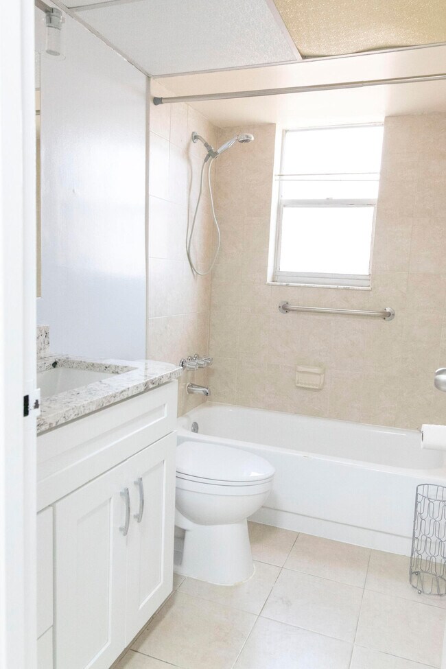 Building Photo - 2851 Somerset Dr