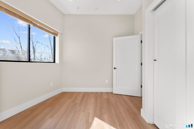 Building Photo - 937 Post Rd