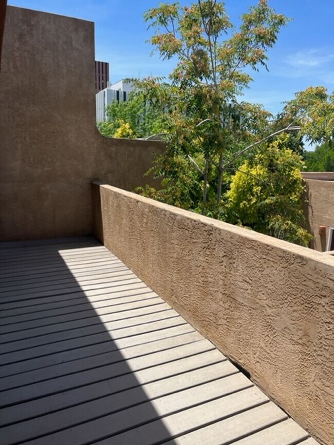 Building Photo - Charming Townhouse Complex . This diamond ...
