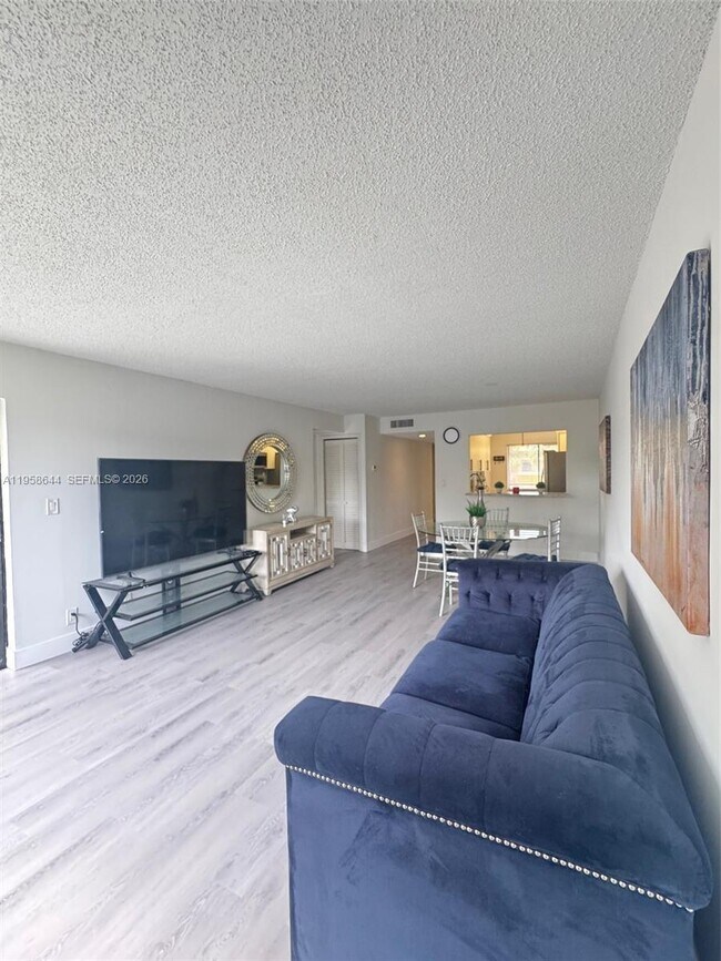 Building Photo - 163 Lakeview Dr