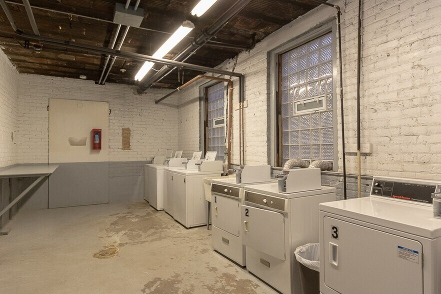 Building Photo - 1369 W Greenleaf Ave