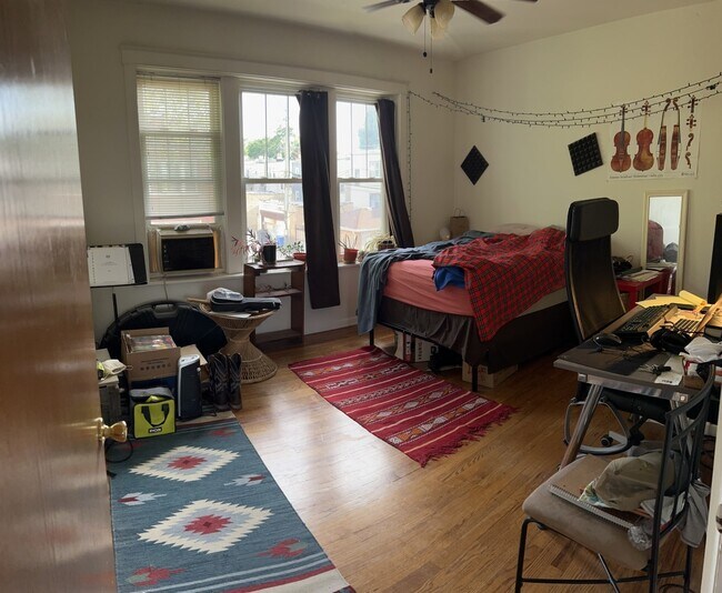 Building Photo - 3840 W Roscoe St