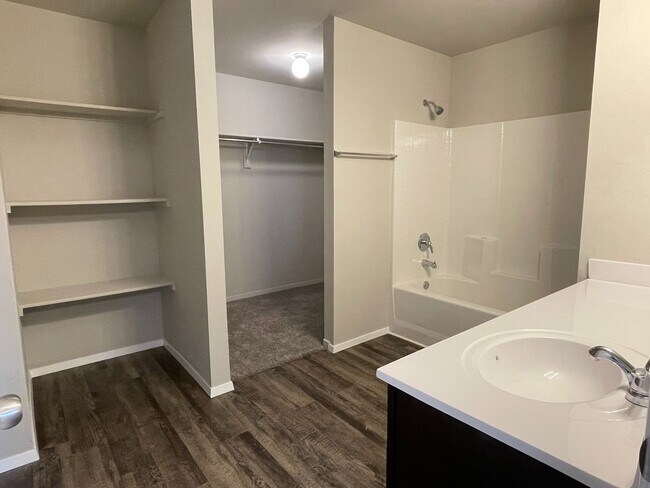 Building Photo - Wonderful Home in El Reno! 4 Bedrooms, 2 Bathroom