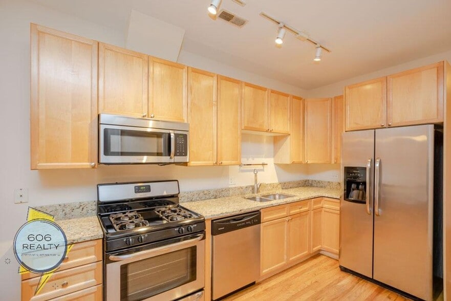 Building Photo - 3347 N Clark St