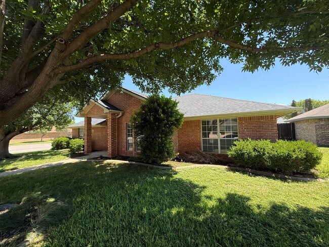 Building Photo - Gorgeous 3 bed/2bath home in Twin Oaks AVAILABLE NOW!