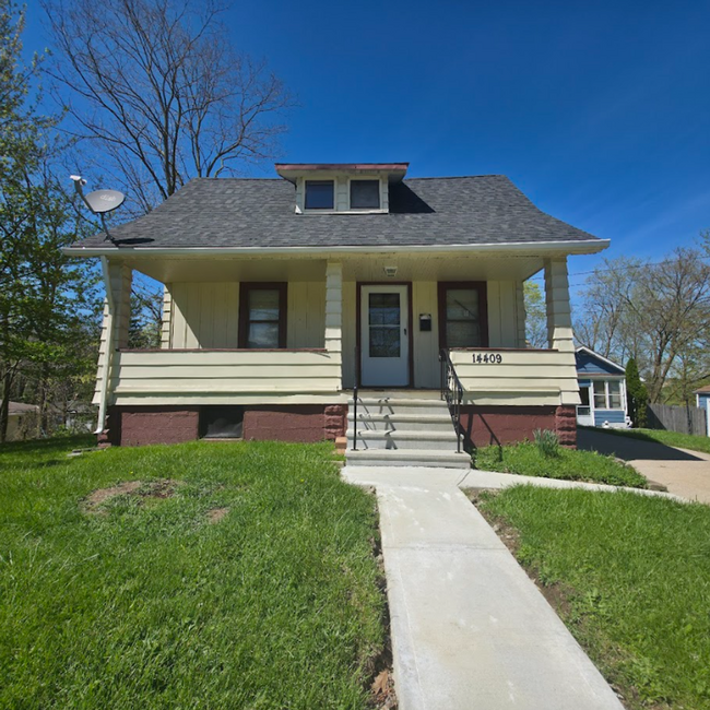 Primary Photo - Single Family Home 2 beds 1 bath Available...
